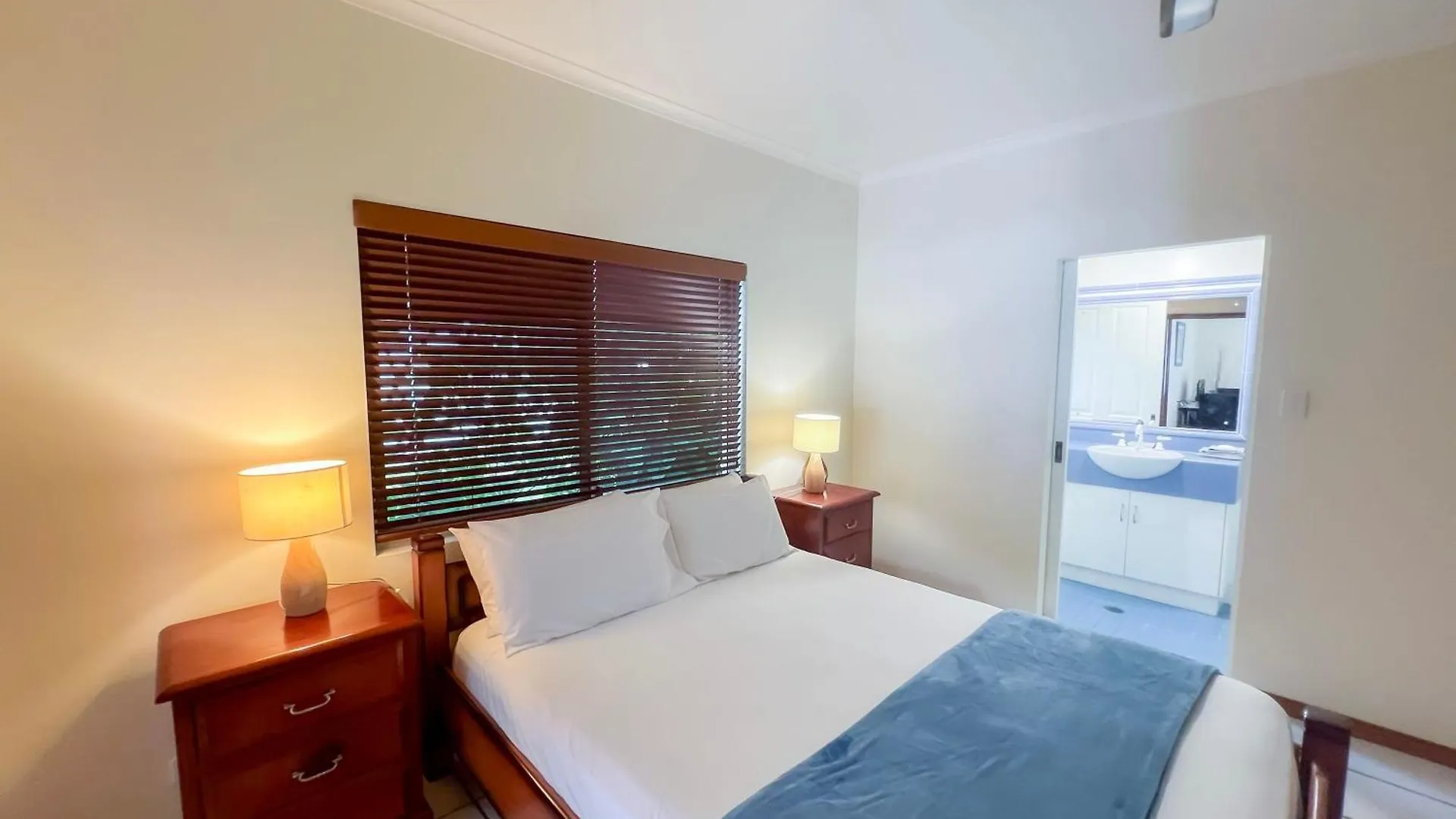 La Riviera One Coastal Life Style One Bedroom South Mission Beach Australia