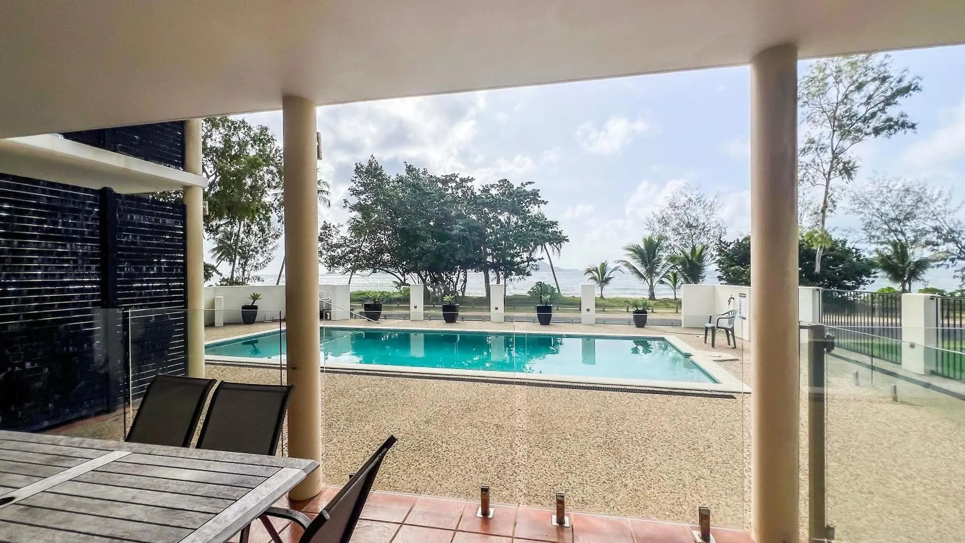 La Riviera One Coastal Life Style One Bedroom South Mission Beach Australia